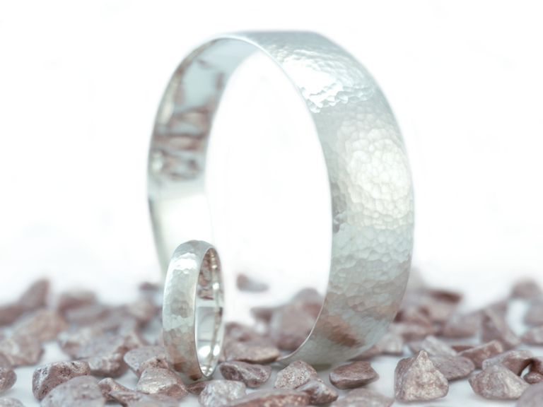 Armreif und Ring aus 925 er Silber mit gehämmerter Struktur.
